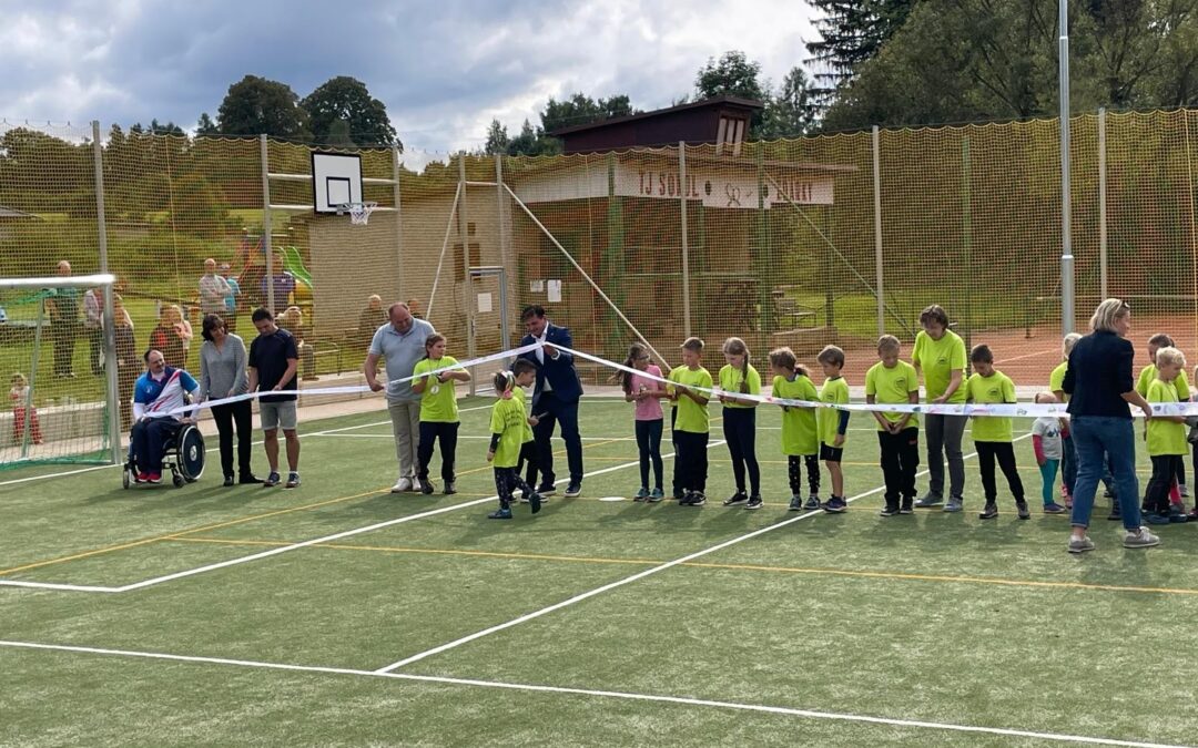 Víceúčelové hřiště v obci Žďárky je otevřeno